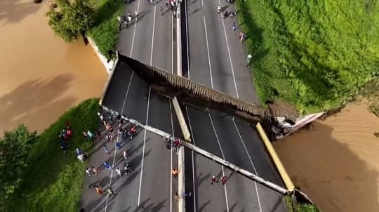 Se desmorona puente de la autopista en Venezuela tras intensas lluvias