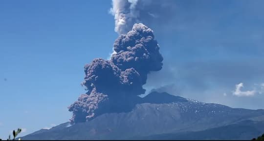 Italia: Volcán Etna entra en erupción con fuertes explosiones