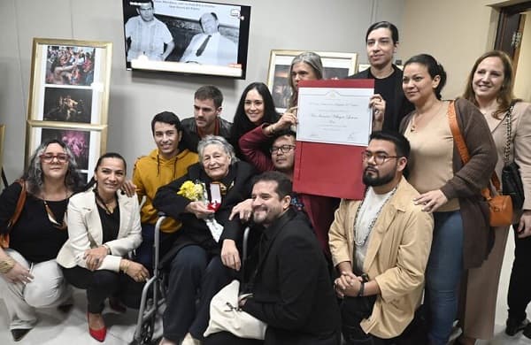 Ana Ivanova recibe distinción póstuma de “Maestra del Arte” en el Congreso