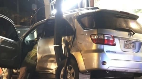 Mujer ebria choca tres autos y termina contra columna