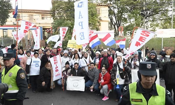 Enfermeros protestan contra precariedad laboral
