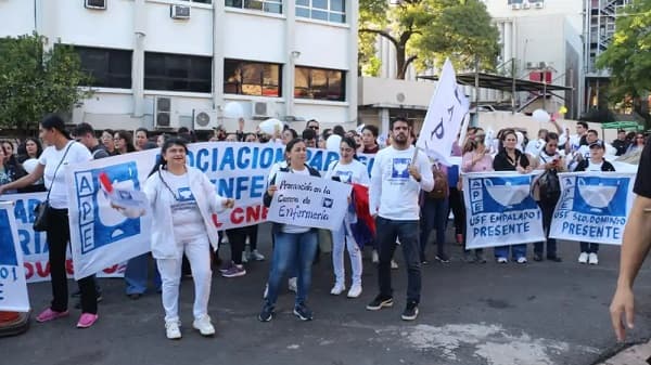 Marea blanca: Enfermeros marcharán por mejoras y contra privatización
