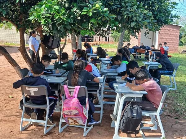 Alumnos en Yaguareté Forest reciben clases bajo árboles
