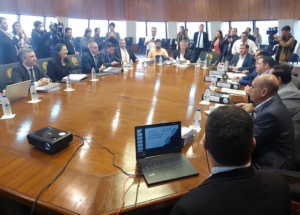 Diputados debaten intervención a Nenecho a puertas cerradas