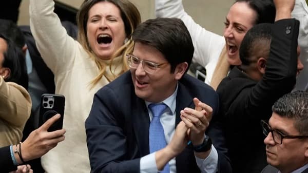 Atacan a Político colombiano en acto público en Bogotá