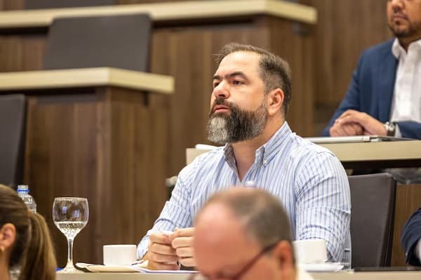 Firma asociada a peruano denunciado por estafa aparece como la favorita en licitación de Justicia