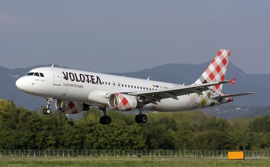 Hombre muere tras ser succionado por motor de avión en Bérgamo