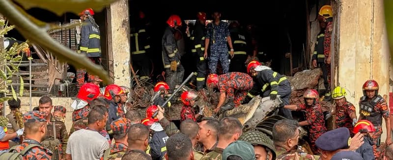 Avión militar cae sobre universidad en Bangladés