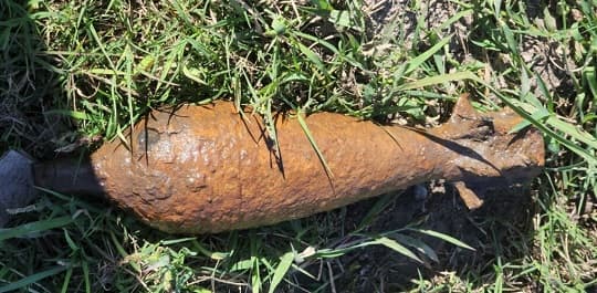 Niños hallan presunta bomba antigua frente a una escuela en Concepción