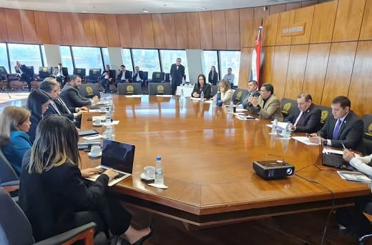 Gobierno prevé colapso total de cajas fiscales en 2028 y analiza elevar edad de jubilación