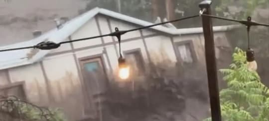 Una vivienda fue arrastrada por el río tras fuertes lluvias en Nuevo México