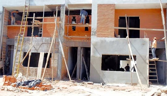 BCP reporta alza del 6 % en ventas hasta mayo, lideradas por farmacia y construcción