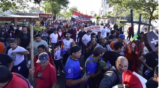 Protesta de funcionarios municipales colapsa avenidas y genera caos en Asunción