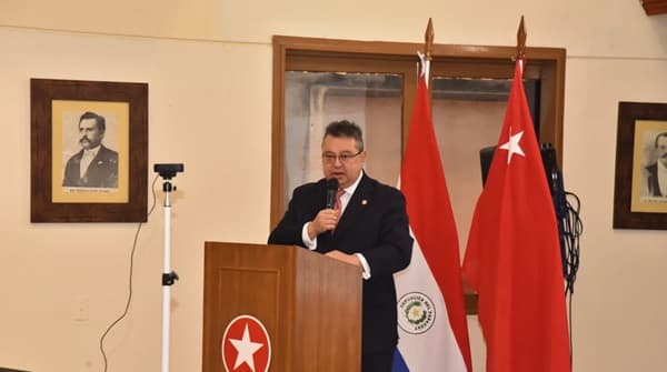 Leite se ofrece a defender a Cartes en EE.UU