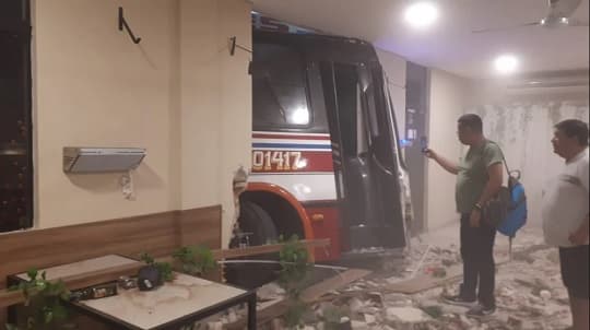 Colectivo de la Línea 110 perdió el control y chocó contra un bar en Luque