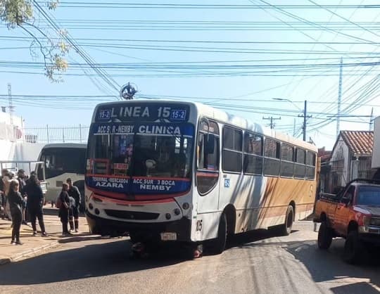 Ñemby: motociclista muere tras ser arrollada por un bus de la Línea 15