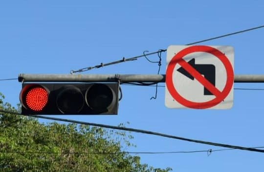 Giros en U o a la izquierda quedan prohibidos en rutas: la multa llega a G. 1 millón