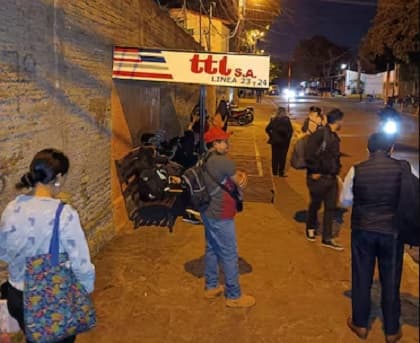 Pasajeros enfrentan reguladas mientras empresarios del transporte anuncian paro