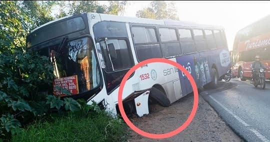 Colectivo casi cae a un barranco en Luque