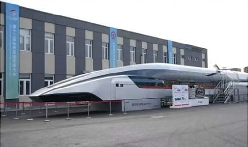 China presentó un tren de levitación magnética que alcanza los 600 km/h