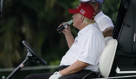 Trump asegura que convenció a Coca-Cola a volver al azúcar de caña