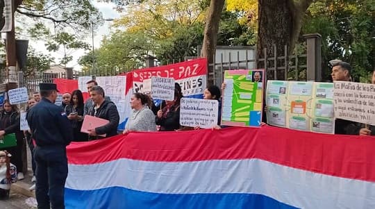 Víctimas de la “mafia de los pagarés” instalan carpa frente a la Corte y claman por justicia