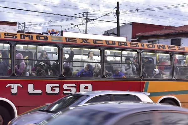 Gobierno convoca a mesa tripartita por paro de buses