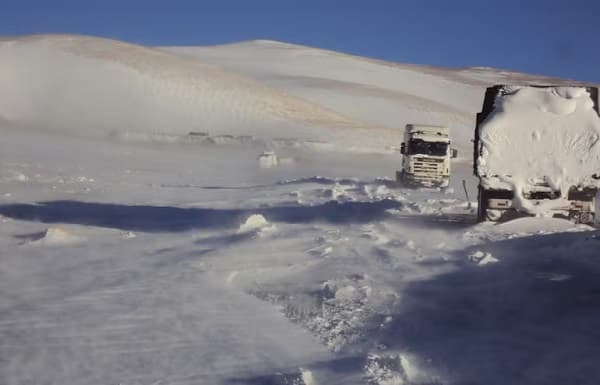 Camioneros paraguayos relatan aislamiento en nieve chilena
