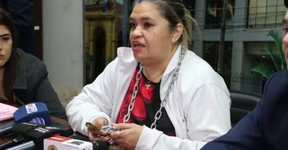 Enfermera se encadena tras denunciar y ser perseguida por autoridades de Salud