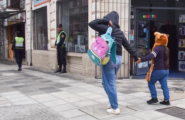Escuela ajusta entrada a las 8:00 por frío extremo