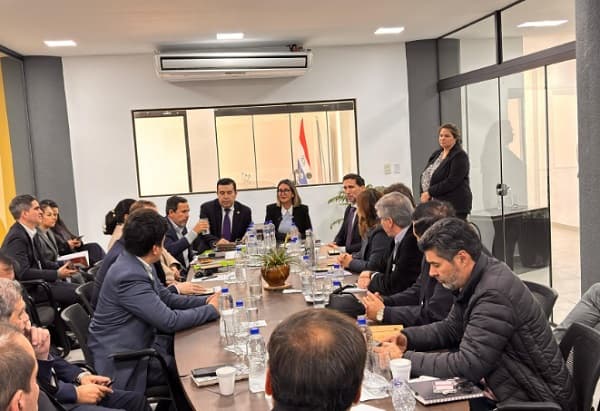 Empresarios del transporte suspenden paro tras acuerdo