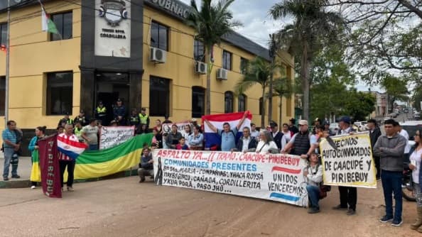 Escrachan a gobernador por promesa incumplida de asfaltado