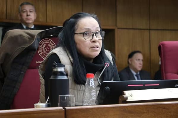 Senadora presenta plan de reajuste salario mínimo