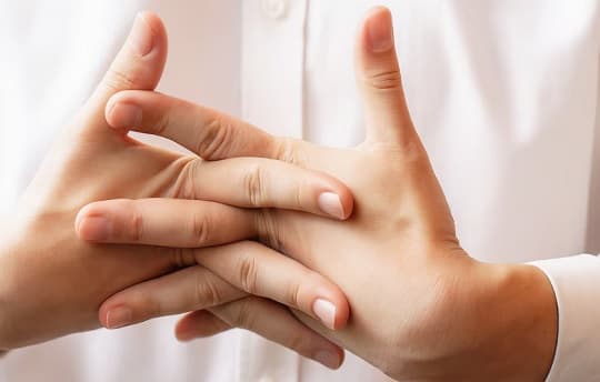 Crujir los dedos: qué dice la ciencia al respecto