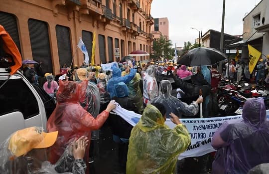 Docentes levantan paro sin lograr acuerdo salarial