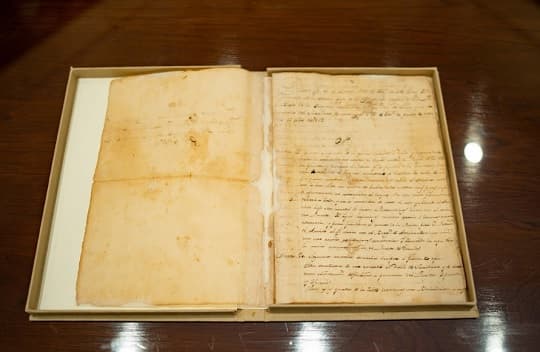 Restituyen valiosos documentos históricos al Archivo Nacional