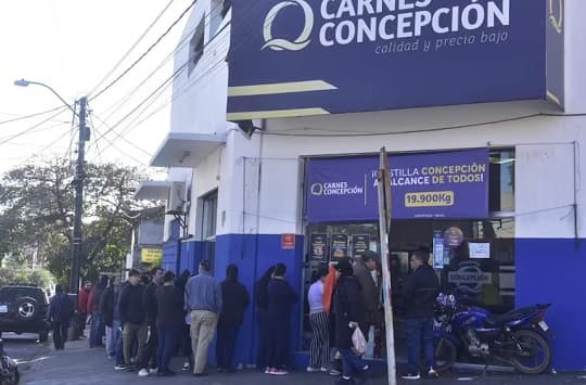 Larga fila por oferta de carne en Asunción