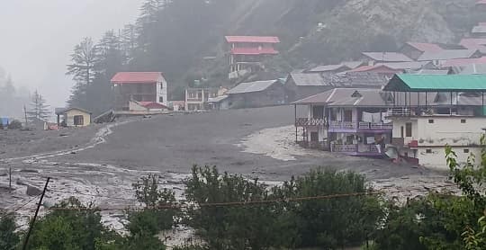 India: buscan a más de 100 desaparecidos tras aluvión mortal en el Himalaya