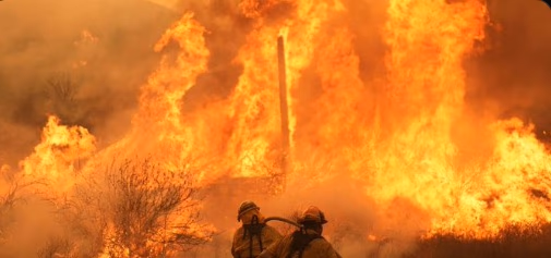 Incendio forestal obliga a evacuar a miles de personas en el norte de Los Ángeles