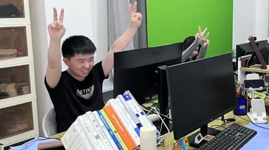 Jóvenes en China pagan por ir a oficinas ficticias