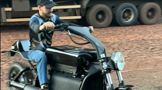 Joven convierte motor de Toyota Vitz en motocicleta