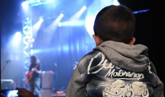 Pediatras alertan sobre grave riesgo auditivo en niños expuestos a conciertos