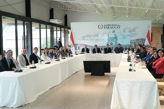 Peña exige bajar precios de productos tras caída del dólar