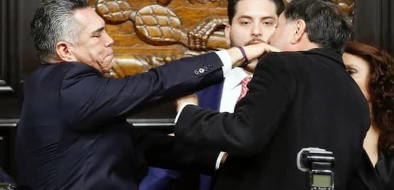 México: senadores se enfrentan a golpes en plena sesión