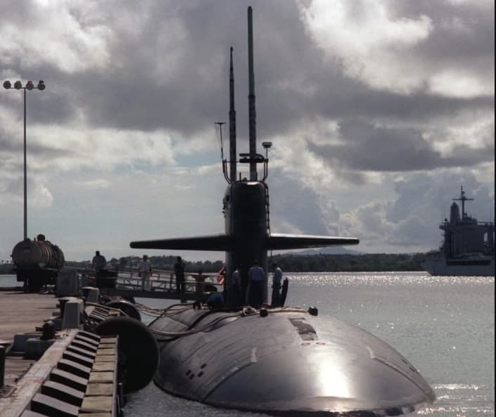 EE.UU. envía submarino nuclear y crucero lanzamisiles contra el régimen de Maduro