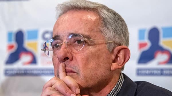 Expresidente colombiano Álvaro Uribe es condenado a 12 años de prisión domiciliaria