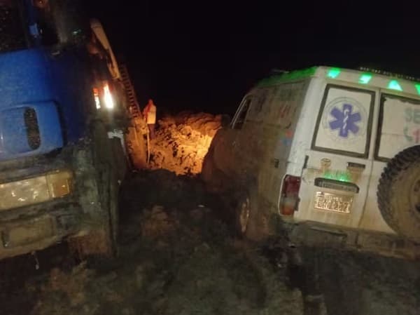 Ambulancia que trasladaba a un bebé estuvo nueve horas varada en el barro