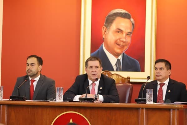 Cartes adelanta inscripciones y condiciona internas coloradas