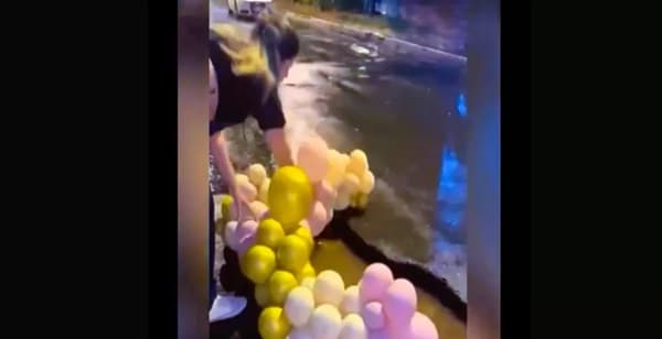 Bache con globos frente a casa de concejal lambareño expone desidia