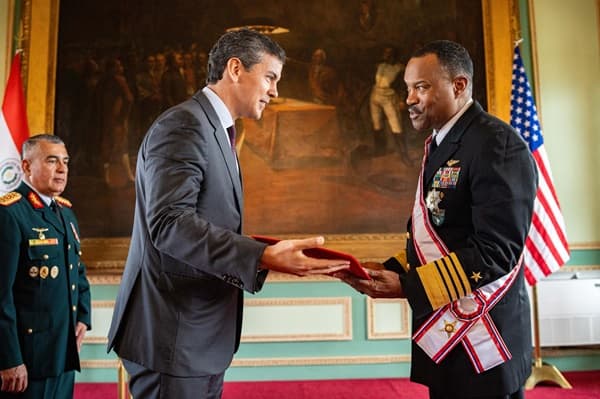 Peña condecora al jefe del Comando Sur de EEUU